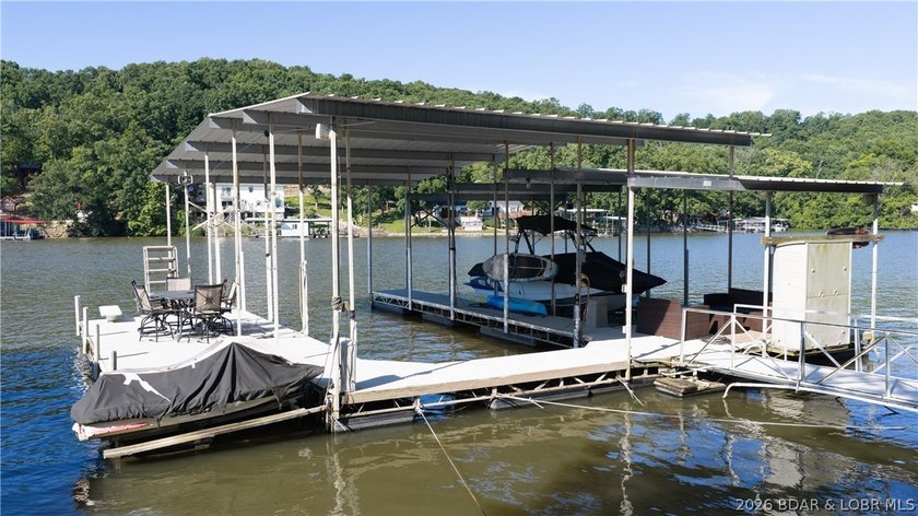 Lakefront living with a gentle walk to the water, deep water - photo 4
