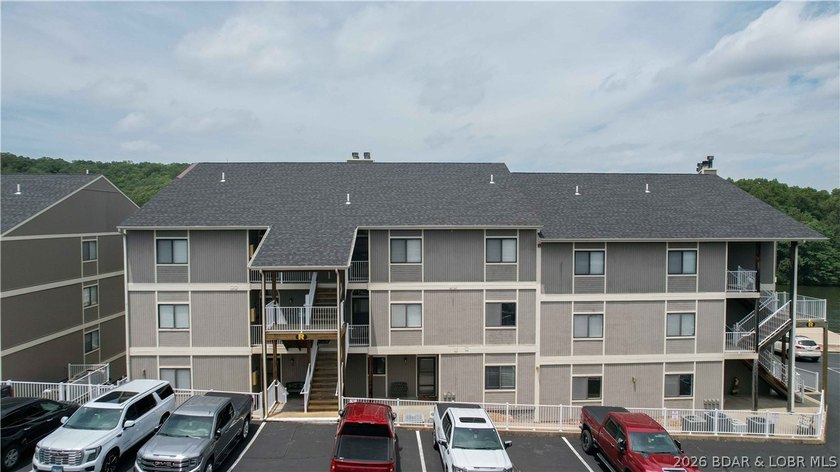 This top-floor Lazy Days condo shows like brand new and is being - photo 3