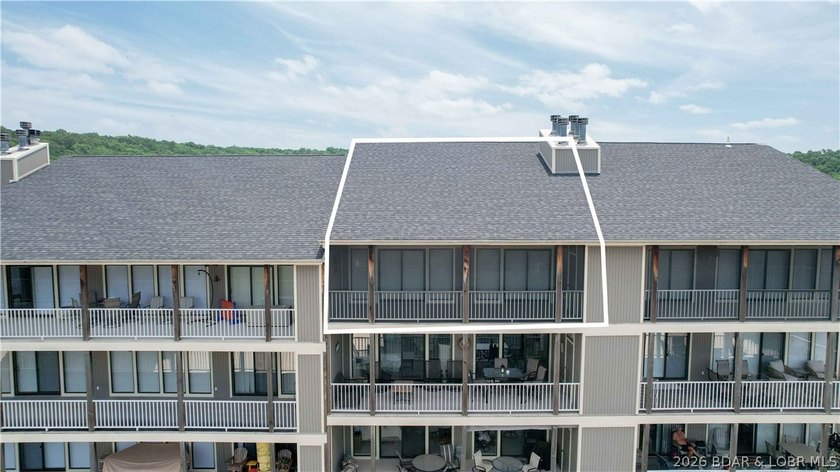 This top-floor Lazy Days condo shows like brand new and is being - photo 4