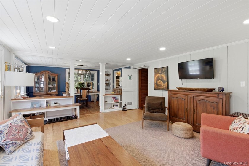 Set in the heart of Stony Brook Village, this charming two - photo 4
