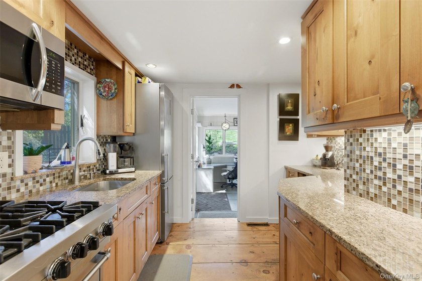 Set in the heart of Stony Brook Village, this charming two - photo 7