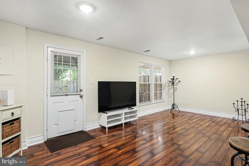 Welcome to 46572 Broadspear Ter, a beautifully maintained 3 - photo 22