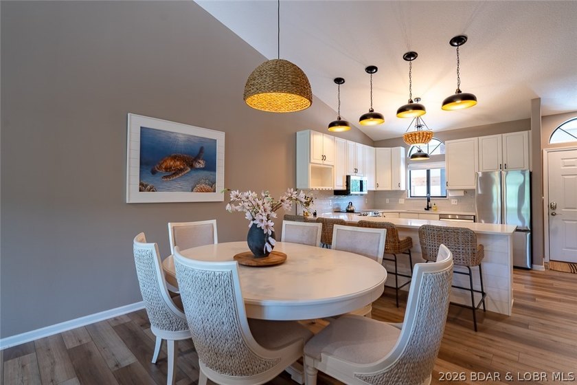 This top-floor Lazy Days condo shows like brand new and is being - photo 4