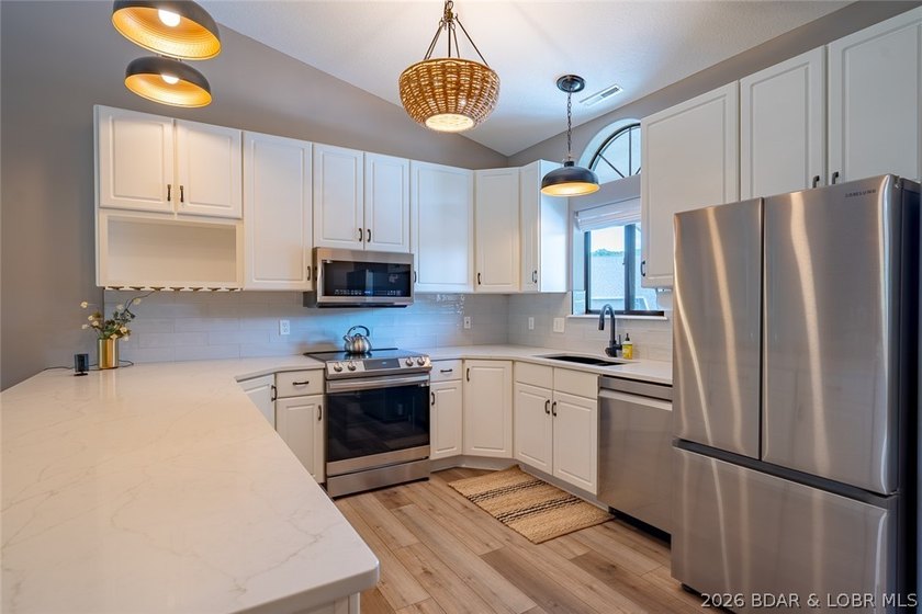 This top-floor Lazy Days condo shows like brand new and is being - photo 5