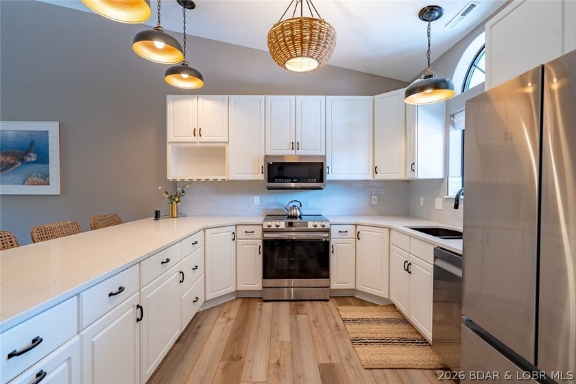 This top-floor Lazy Days condo shows like brand new and is being - photo 6