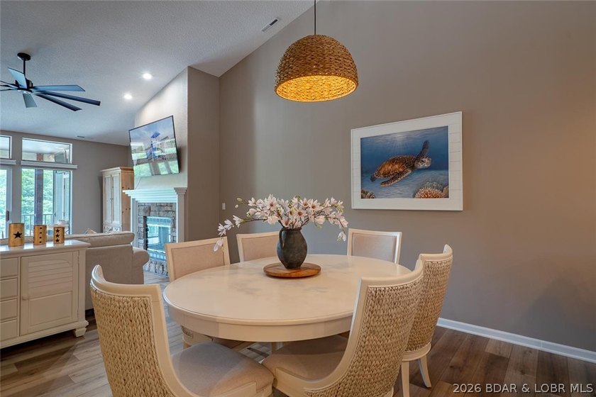 This top-floor Lazy Days condo shows like brand new and is being - photo 8