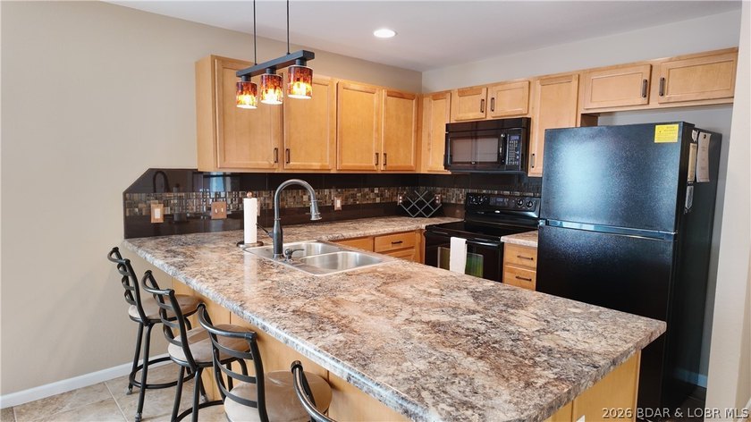 TURNKEY!! 2 bedroom, 2 bath condo at The Willows at the Lake! - photo 4