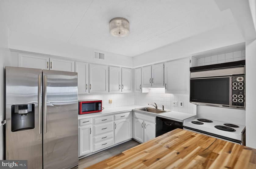 Fabulous 11th floor Condo in Valley Forge Towers offering Resort - photo 8