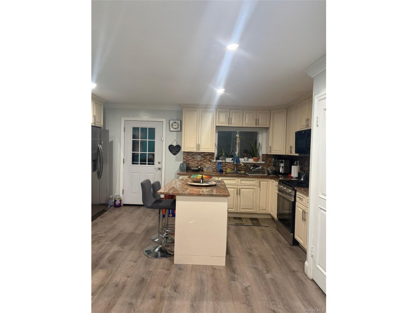 This well-maintained 3-bedroom, 1 full bath, and 2 half-bath - photo 18