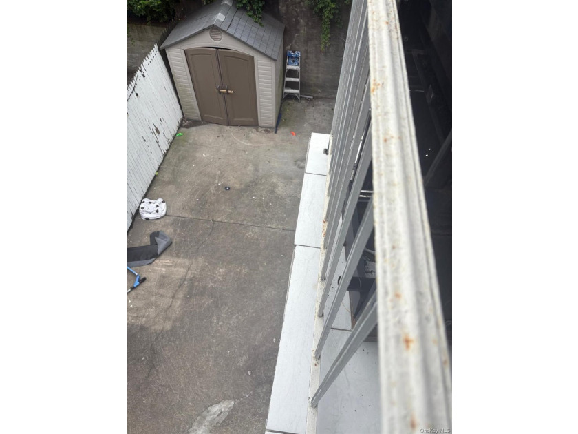 This well-maintained 3-bedroom, 1 full bath, and 2 half-bath - photo 31