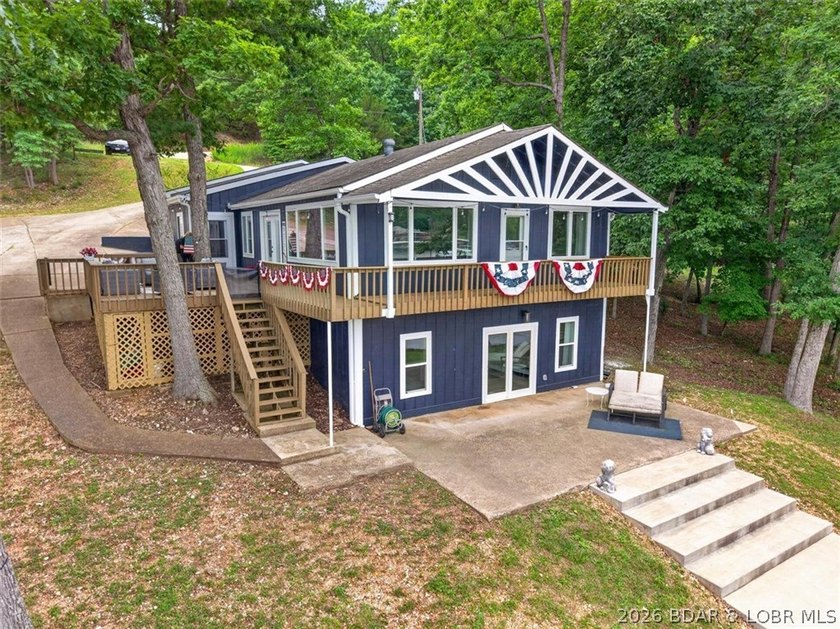 TURNKEY &amp; MOVE IN READY!!! Packed with features that are hard to - photo 3