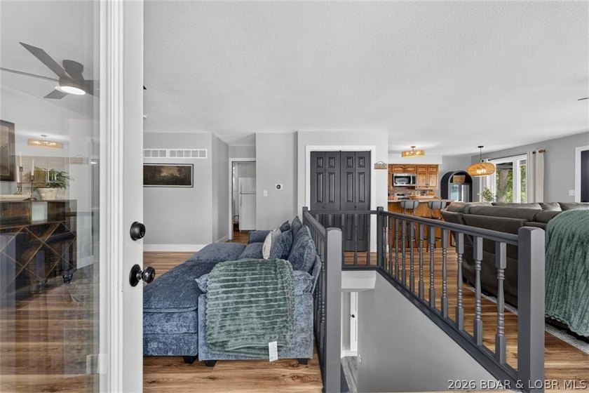 TURNKEY &amp; MOVE IN READY!!! Packed with features that are hard to - photo 5