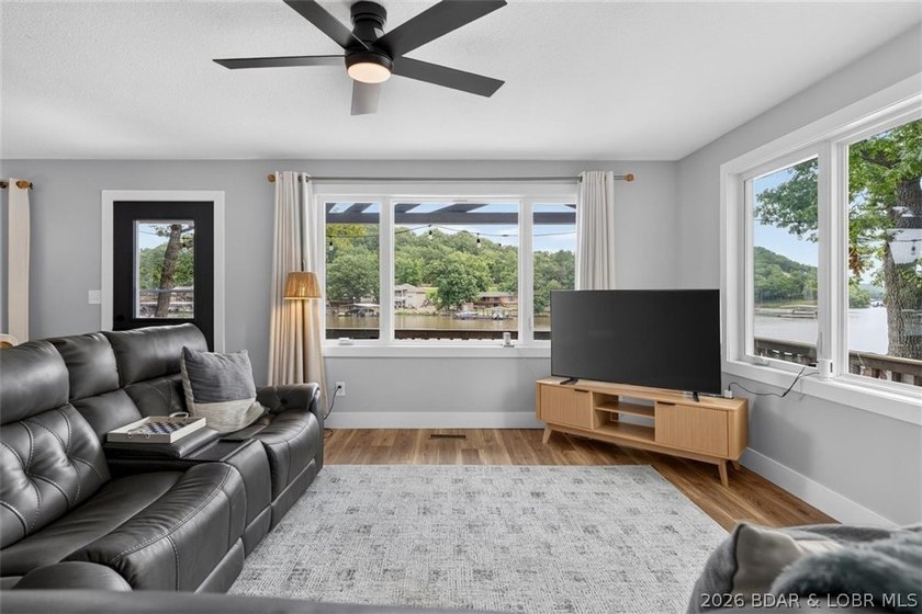 TURNKEY &amp; MOVE IN READY!!! Packed with features that are hard to - photo 7