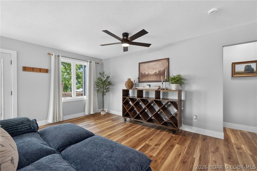 TURNKEY &amp; MOVE IN READY!!! Packed with features that are hard to - photo 8