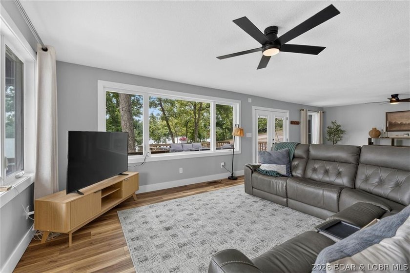 TURNKEY &amp; MOVE IN READY!!! Packed with features that are hard to - photo 9