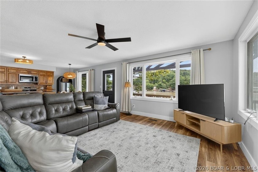 TURNKEY &amp; MOVE IN READY!!! Packed with features that are hard to - photo 10