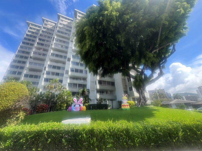 Back on Market!! Location, Location, Location! Charming - photo 2