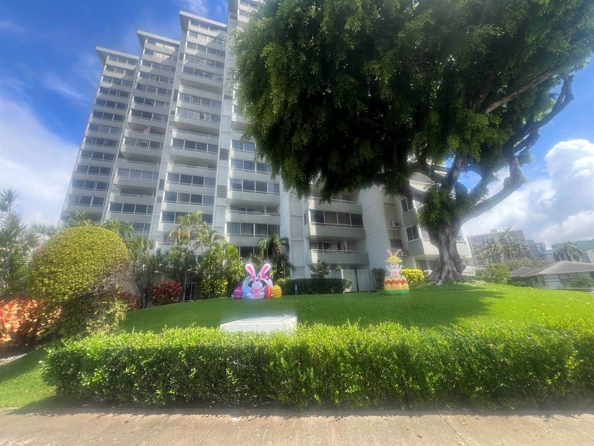 Back on Market!! Location, Location, Location! Charming - photo 4