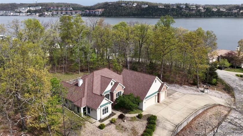 Upon entering this 4 bed nearly 2700sqft one level home, you'll - photo 4