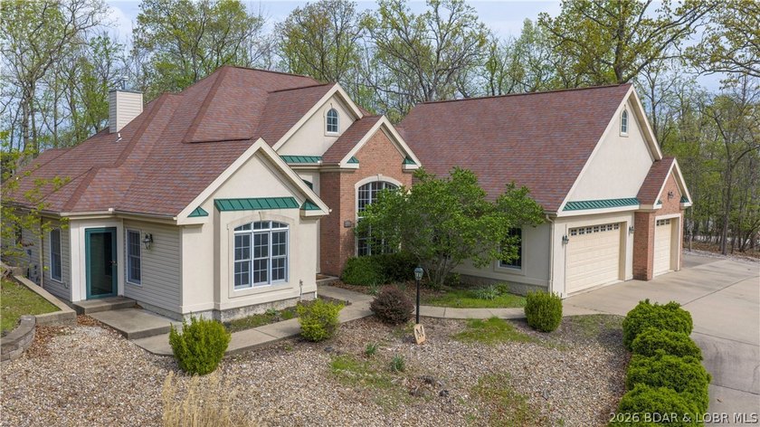 Upon entering this 4 bed nearly 2700sqft one level home, you'll - photo 6