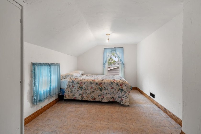 Located near parks, school, and UWGB this 3BR/1BA 1.5 story home - photo 17