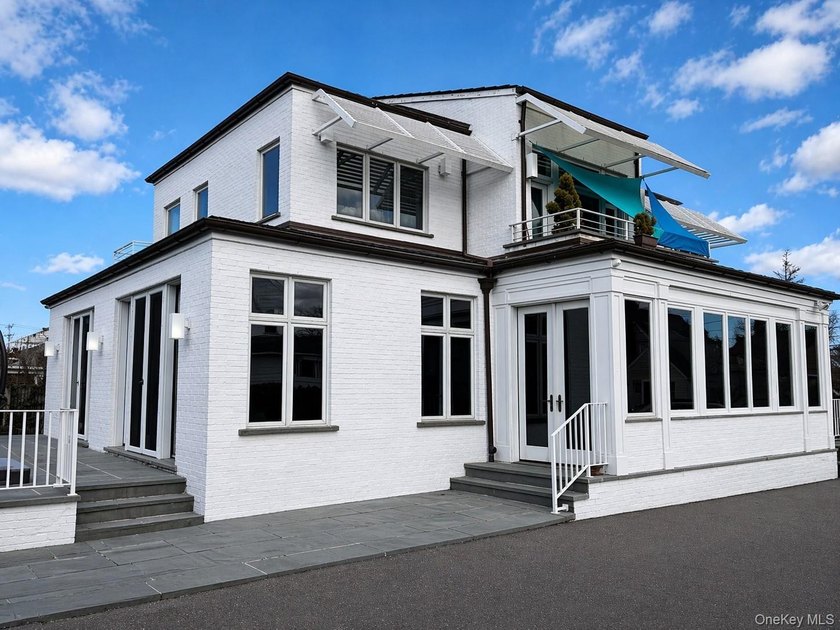 Rebuilt in 2004, this stunning residence sits on an oversized 7 - photo 3