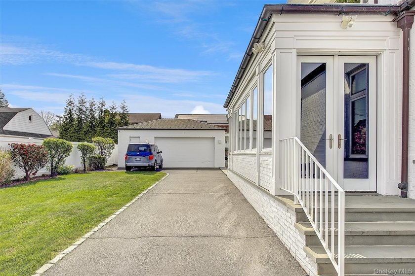 Rebuilt in 2004, this stunning residence sits on an oversized 7 - photo 4