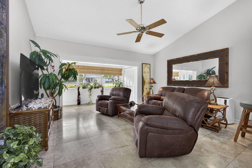 Beautifully maintained 2BR/2BA end-unit villa in desirable - photo 13