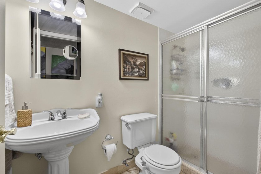 Beautifully maintained 2BR/2BA end-unit villa in desirable - photo 28