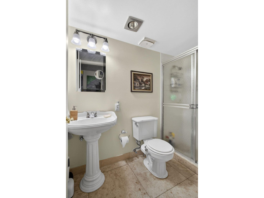 Beautifully maintained 2BR/2BA end-unit villa in desirable - photo 29