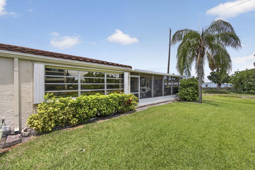 Beautifully maintained 2BR/2BA end-unit villa in desirable - photo 33