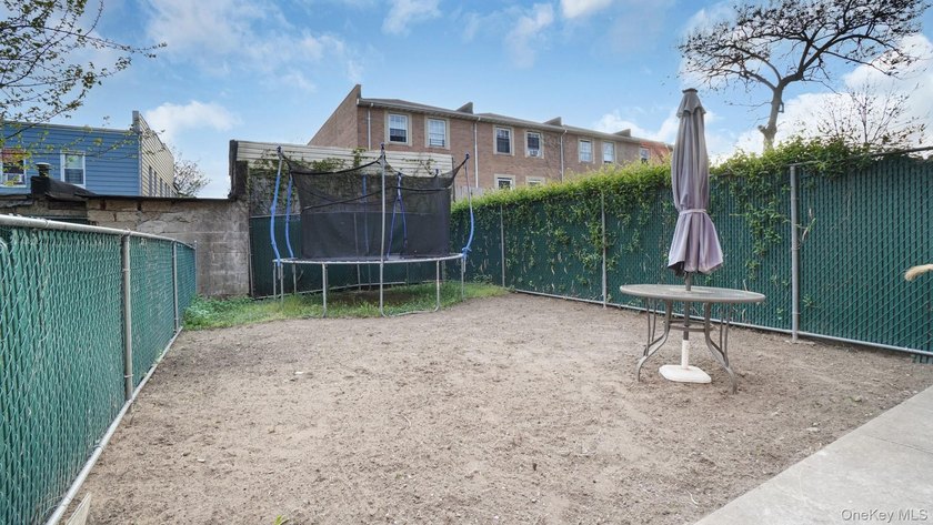 Fully renovated 2-family, 2007 brick-built house. Features 3 bed - photo 3