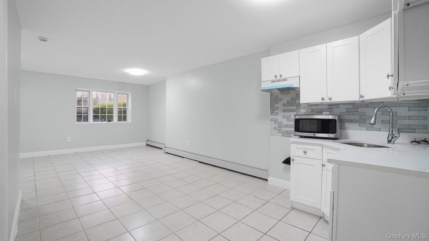 Fully renovated 2-family, 2007 brick-built house. Features 3 bed - photo 6