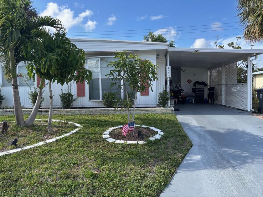 WELL MAINTAINED WITH 2 BEDROOMS, 2 BATHS AND A FLORIDA ROOM WITH - photo 2