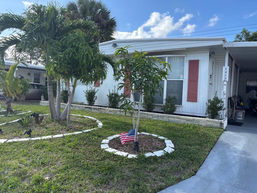 WELL MAINTAINED WITH 2 BEDROOMS, 2 BATHS AND A FLORIDA ROOM WITH - photo 5