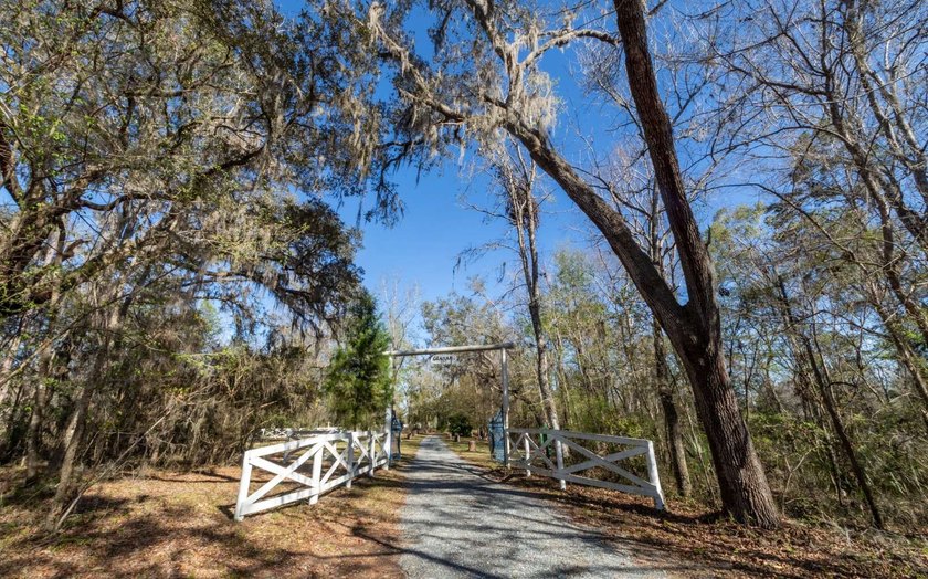 Welcome to your peaceful retreat in Lake City, Florida. This - photo 29