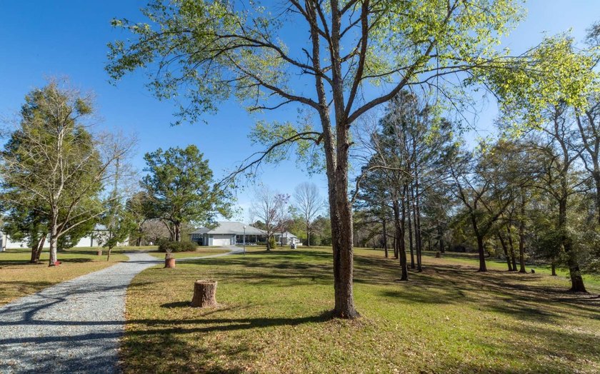 Welcome to your peaceful retreat in Lake City, Florida. This - photo 32