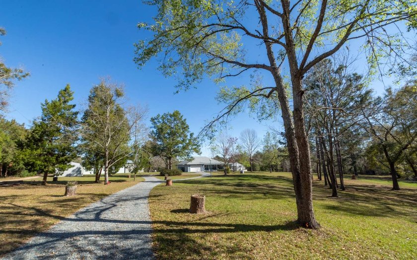 Welcome to your peaceful retreat in Lake City, Florida. This - photo 34