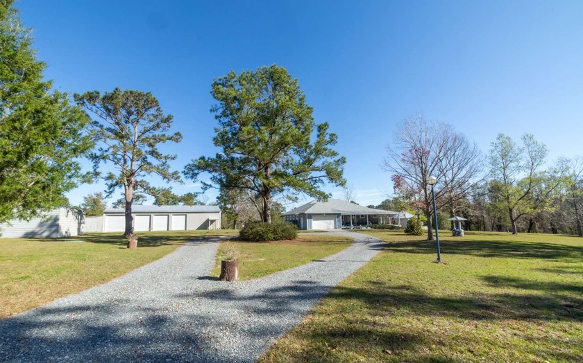 Welcome to your peaceful retreat in Lake City, Florida. This - photo 35