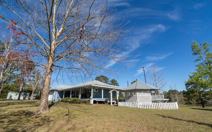 Welcome to your peaceful retreat in Lake City, Florida. This - photo 37