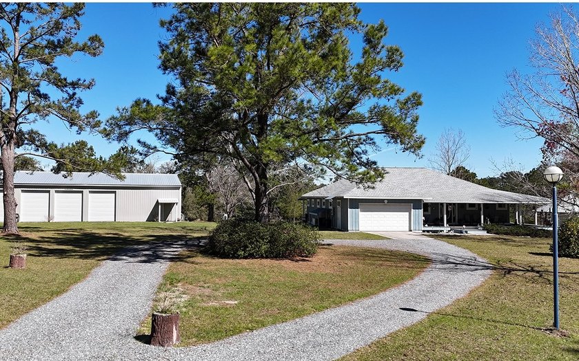 Welcome to your peaceful retreat in Lake City, Florida. This - photo 39