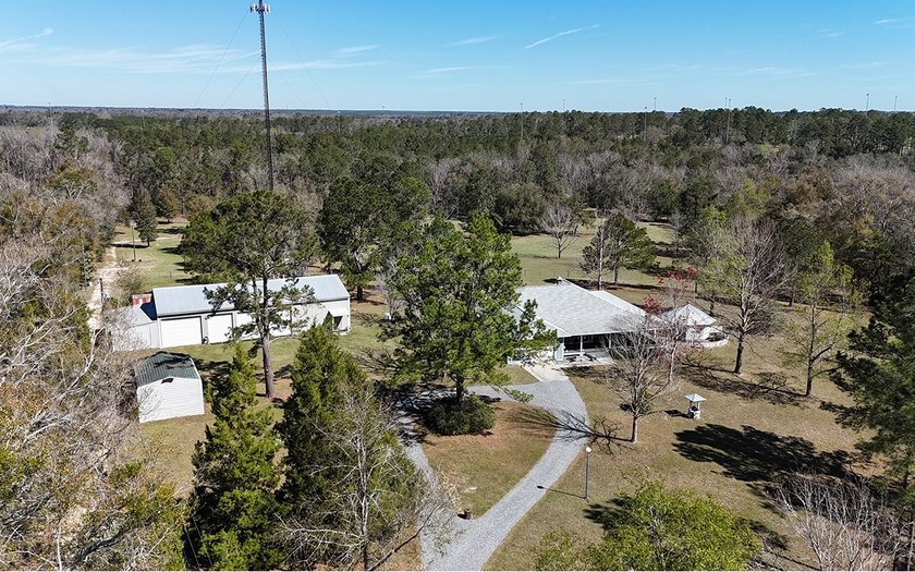 Welcome to your peaceful retreat in Lake City, Florida. This - photo 40