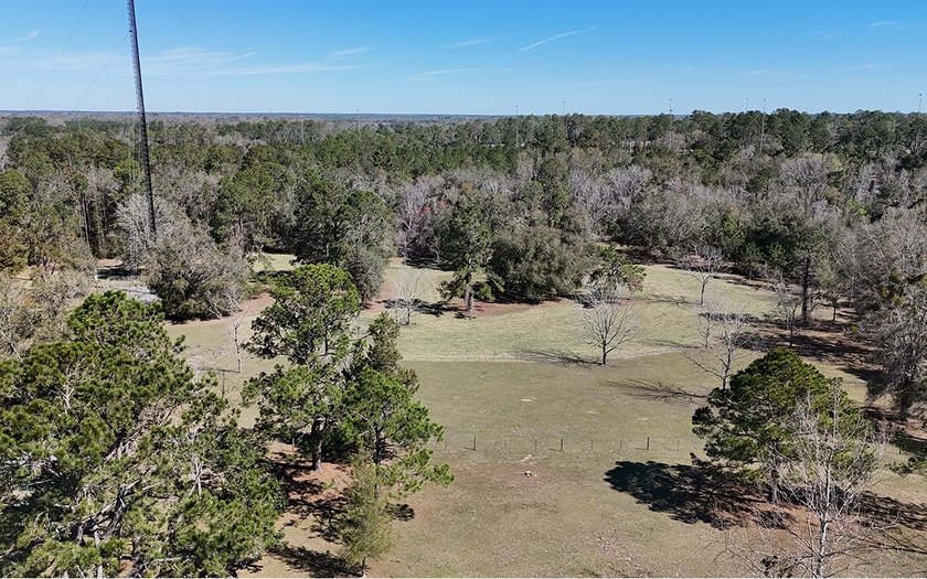 Welcome to your peaceful retreat in Lake City, Florida. This - photo 42
