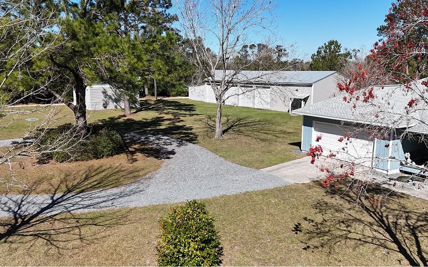 Welcome to your peaceful retreat in Lake City, Florida. This - photo 44
