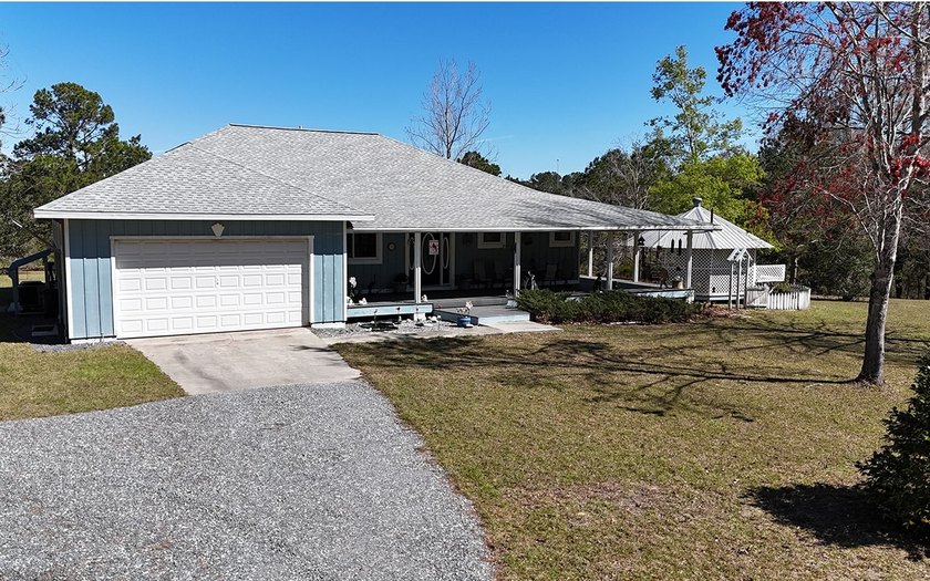 Welcome to your peaceful retreat in Lake City, Florida. This - photo 45