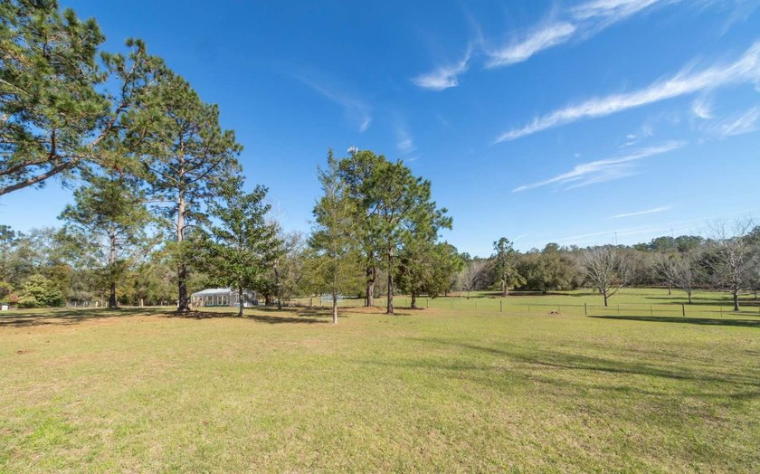 Welcome to your peaceful retreat in Lake City, Florida. This - photo 48
