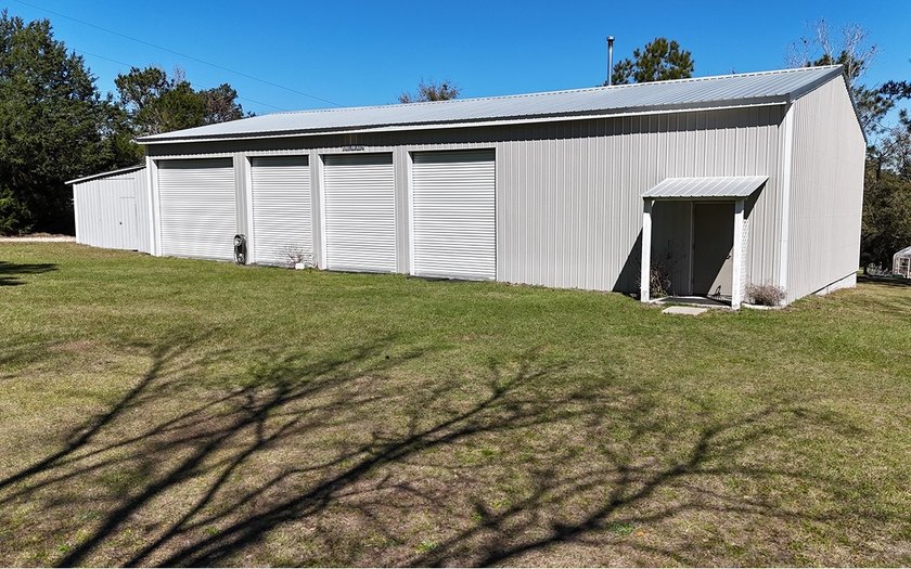 Welcome to your peaceful retreat in Lake City, Florida. This - photo 49