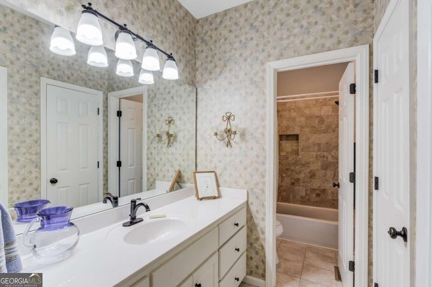 Welcome to this beautifully maintained Frank Betz designed ranch - photo 31