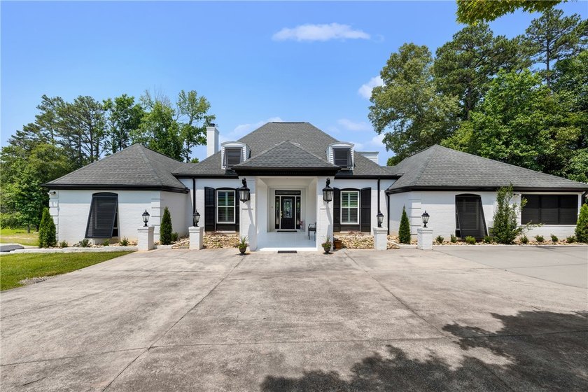 A rare and refined offering on Lake Keowee-this UNRESTRICTED 4BR - photo 3