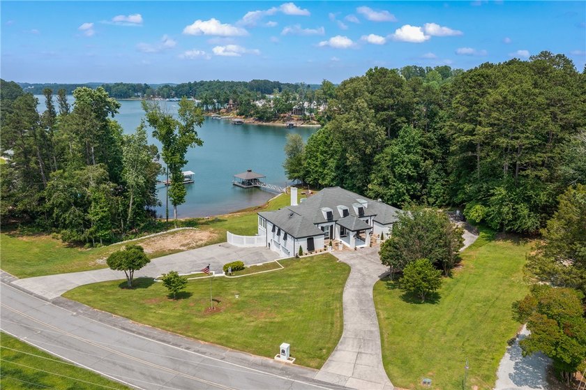 A rare and refined offering on Lake Keowee-this UNRESTRICTED 4BR - photo 4